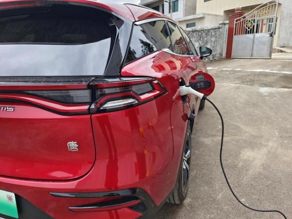 春节2000公里长测唐DM-i,一箱油跑1000多公里,开起来感觉是电车