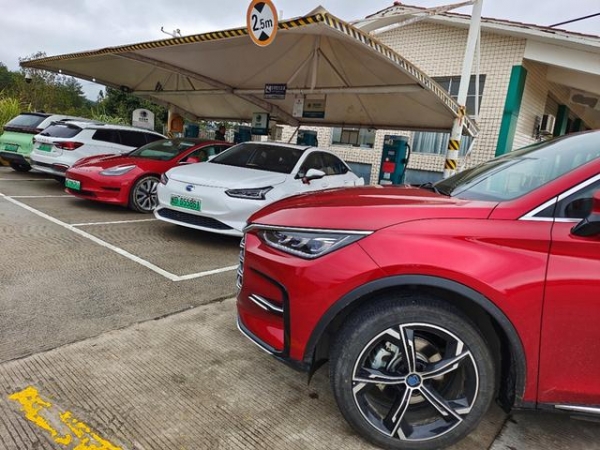 春节2000公里长测唐DM-i,一箱油跑1000多公里,开起来感觉是电车