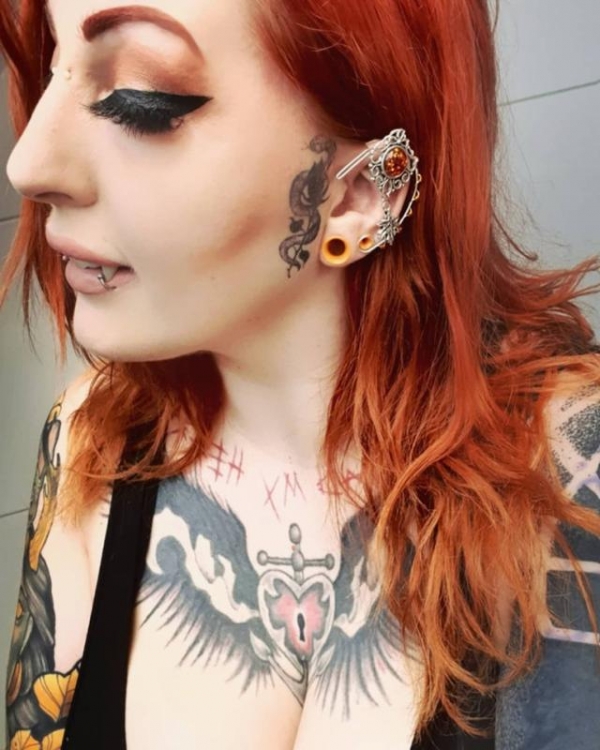 德国美丽女孩花21万打造吸血鬼形象,60%皮肤纹身,眼球也纹了