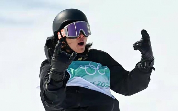 众星祝贺天才少年苏翊鸣夺金!刘涛戚薇直呼太帅,林更新狂蹭热度