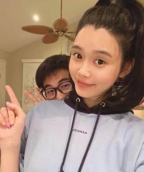 33岁奚梦瑶低调庆生,撇嘴与何猷君贴脸秀恩爱,二胎后丰腴似少女