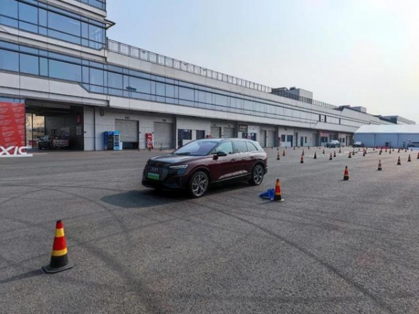 调校功力远超新势力!场地试驾上汽奥迪Q5 e-tron