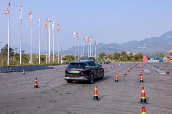 调校功力远超新势力!场地试驾上汽奥迪Q5 e-tron