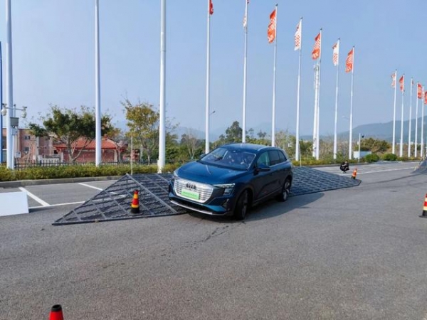 调校功力远超新势力!场地试驾上汽奥迪Q5 e-tron
