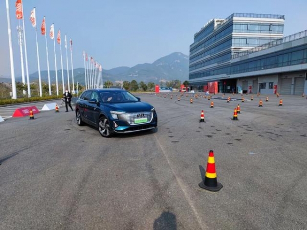 调校功力远超新势力!场地试驾上汽奥迪Q5 e-tron