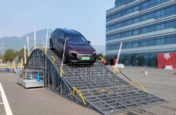 调校功力远超新势力!场地试驾上汽奥迪Q5 e-tron