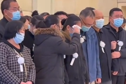 送别抗疫医生白晓卉!遗体告别仪式上,女孩胸戴白花哭到不能自已