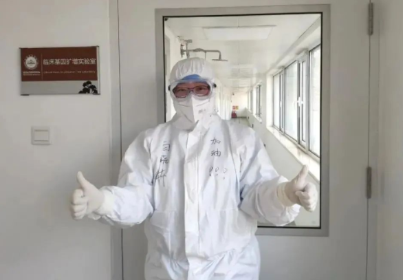 送别抗疫医生白晓卉!遗体告别仪式上,女孩胸戴白花哭到不能自已