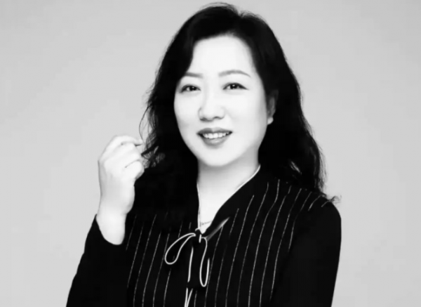 送别抗疫医生白晓卉!遗体告别仪式上,女孩胸戴白花哭到不能自已