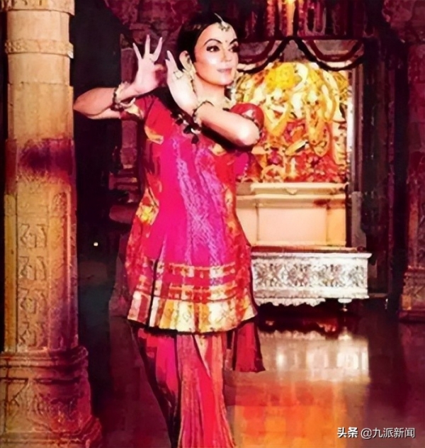 印度首富夫人:舞女出身却凭“高种姓”嫁豪门,今600名佣人傍身