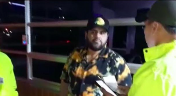 被200个国家通缉的墨西哥大毒枭,和女友街头拥吻秀恩爱,芭比Q了