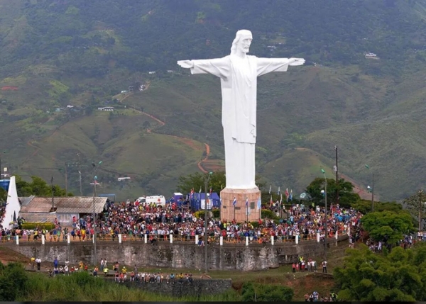 被200个国家通缉的墨西哥大毒枭,和女友街头拥吻秀恩爱,芭比Q了