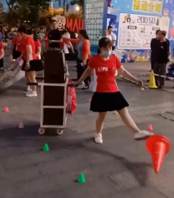 霸道大妈不讲武德!跟孩子抢场地跳舞,还把孩子训练器材连扔带踢