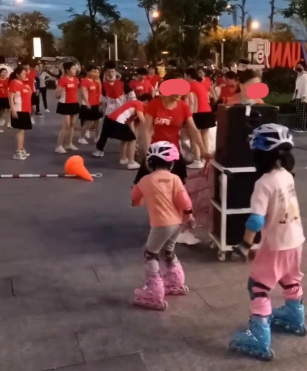 霸道大妈不讲武德!跟孩子抢场地跳舞,还把孩子训练器材连扔带踢