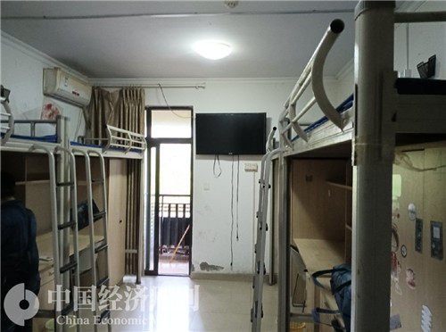 进工厂的年轻人为何逃离:男人扮“厂妹”招揽工人,工伤不给报销医药费