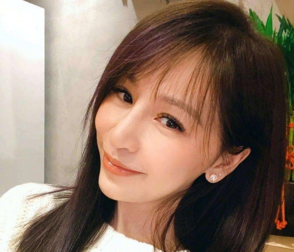 40岁王心凌冲上热搜!唱《爱你》翻红,她出身贫寒至今单身