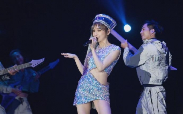 40岁王心凌冲上热搜!唱《爱你》翻红,她出身贫寒至今单身