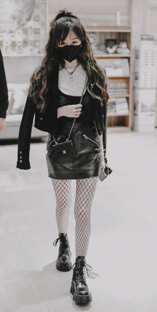 甜妹变辣妹!王心凌《浪姐3》路透曝光,小皮裙渔网袜性感撩人