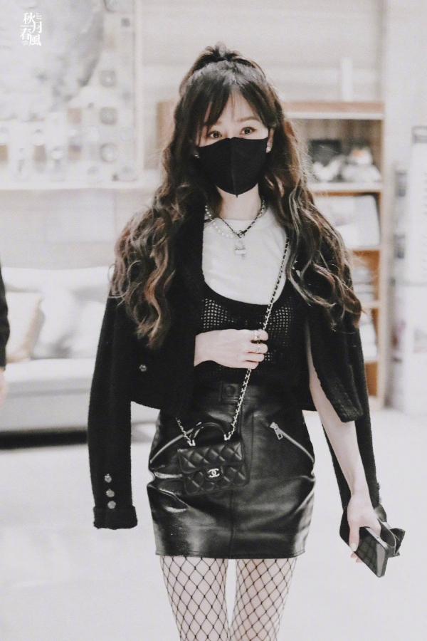 甜妹变辣妹!王心凌《浪姐3》路透曝光,小皮裙渔网袜性感撩人