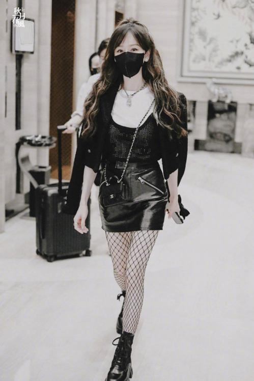 甜妹变辣妹!王心凌《浪姐3》路透曝光,小皮裙渔网袜性感撩人