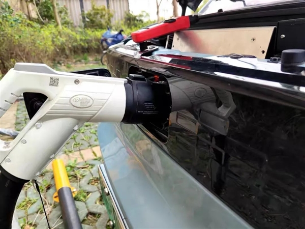 宏光MINI EV私自改快充:连充电站都不让进