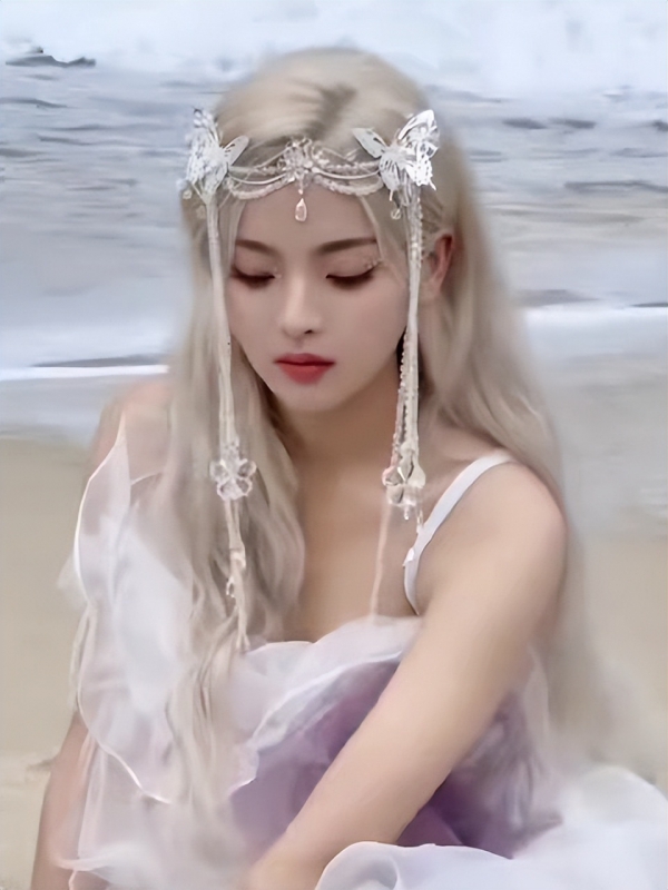 杨超越新发色美出新高度,吊带纱裙露白皙皮肤,银白长发仙气十足