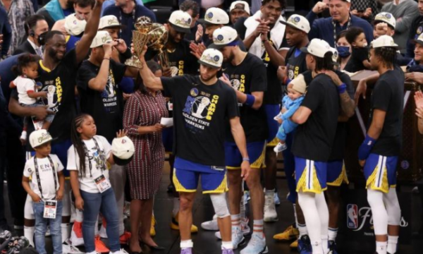 荣誉时刻!库里手抱2座奖杯与父母合影 绿军球迷表情落寞成背景板