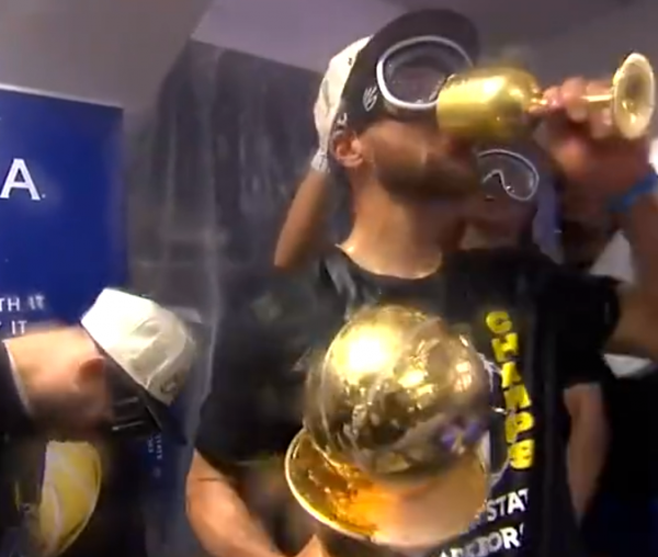 荣誉时刻!库里手抱2座奖杯与父母合影 绿军球迷表情落寞成背景板