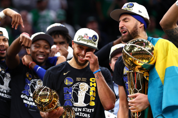 荣誉时刻!库里手抱2座奖杯与父母合影 绿军球迷表情落寞成背景板