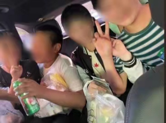 江苏5名小学生蹭车回家,花式夸司机,被称“社交天花板”