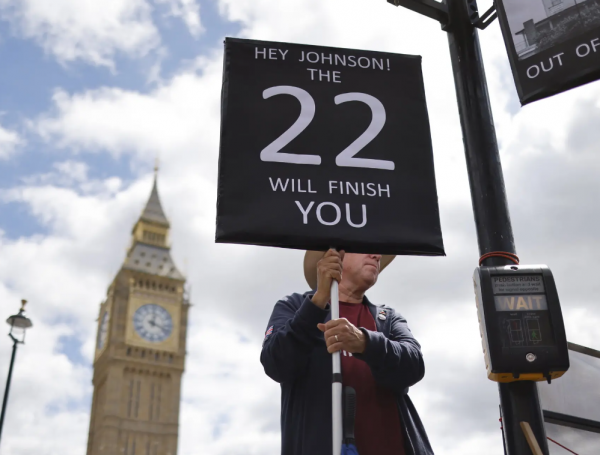 英国首相同意辞职!家门口围满人,警卫进进出出,中国记者现场直播