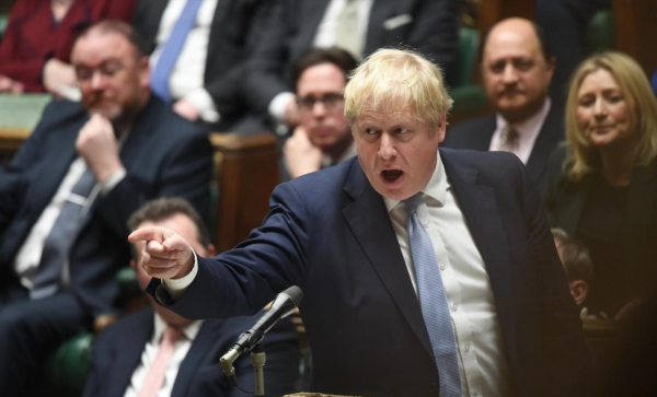 英国首相同意辞职!家门口围满人,警卫进进出出,中国记者现场直播