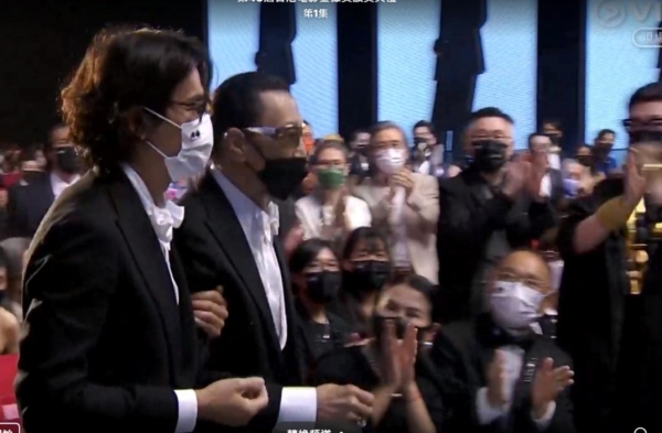 85岁谢贤夺得影帝,却因身体不适取消采访,谢霆锋发文恭喜父亲