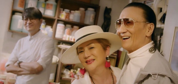 85岁谢贤夺得影帝,却因身体不适取消采访,谢霆锋发文恭喜父亲