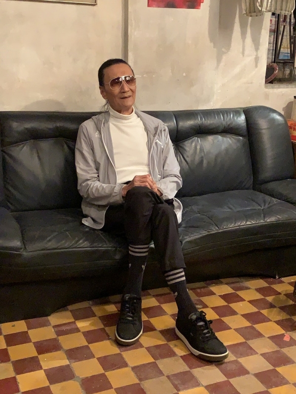 85岁谢贤夺得影帝,却因身体不适取消采访,谢霆锋发文恭喜父亲