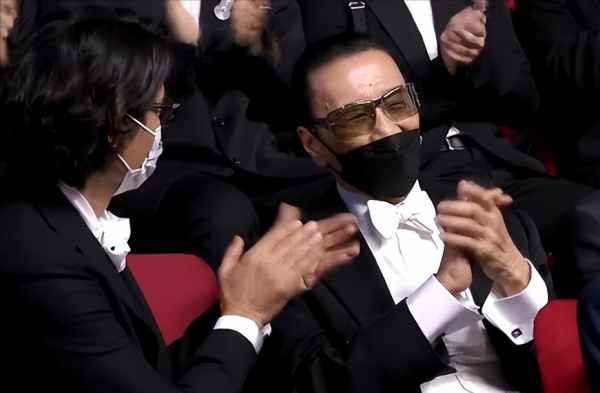 85岁谢贤夺得影帝,却因身体不适取消采访,谢霆锋发文恭喜父亲