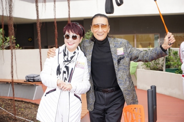 85岁谢贤夺得影帝,却因身体不适取消采访,谢霆锋发文恭喜父亲