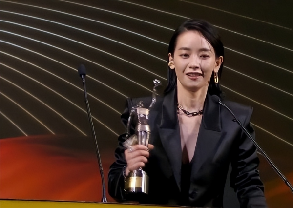 85岁谢贤夺得影帝,却因身体不适取消采访,谢霆锋发文恭喜父亲