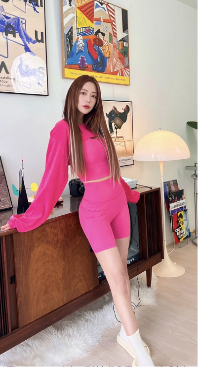 克拉拉粉色套装秀细腰,身材前凸后翘火辣性感,纤细美腿十分抢镜