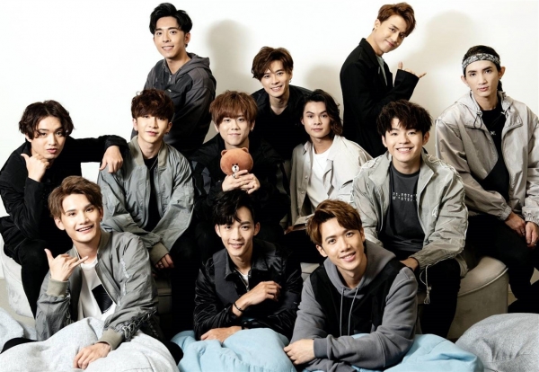 TVB办首届香港金曲颁奖礼!24人获奖却缺席显冷清,郑欣宜夺歌后