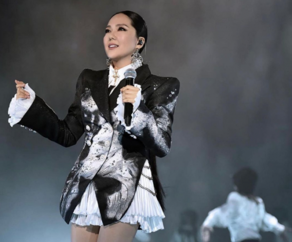 TVB办首届香港金曲颁奖礼!24人获奖却缺席显冷清,郑欣宜夺歌后