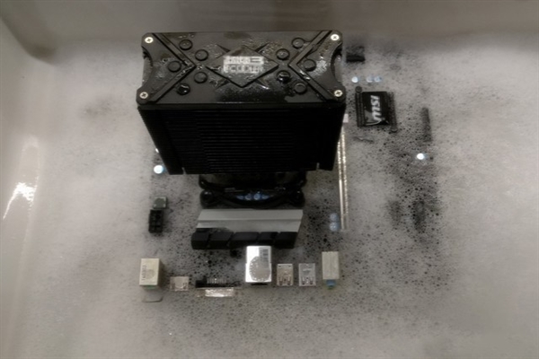 硬件其实是可以水洗的 但你愿意尝试吗?