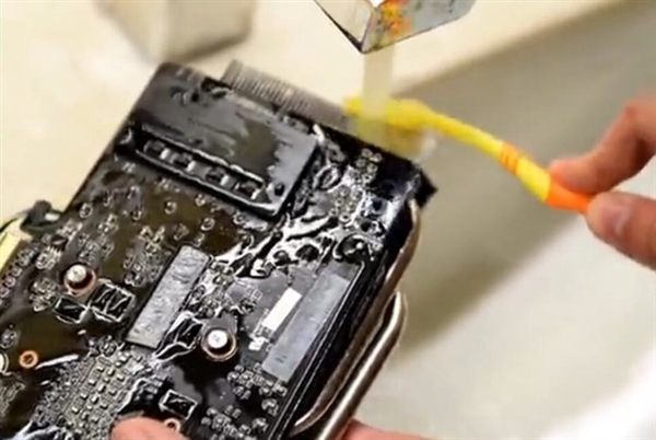 硬件其实是可以水洗的 但你愿意尝试吗?