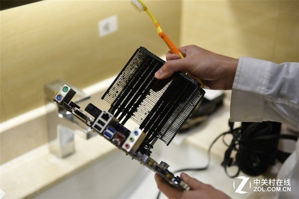 硬件其实是可以水洗的 但你愿意尝试吗?