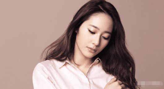 她究竟有多美? 张艺兴喜欢了她5年, 王一博和她仅对视1秒就红了脸