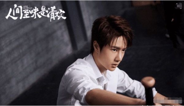 她究竟有多美? 张艺兴喜欢了她5年, 王一博和她仅对视1秒就红了脸