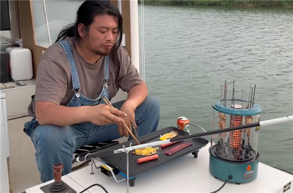 钓鱼佬羡慕哭了!手工耿自制水陆两栖钓鱼房车:三天三夜不用回家