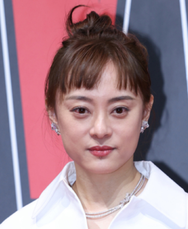 孙俪突然变美,眼睛不凸也不发腮了,下巴的痣引热议 !被疑整容!