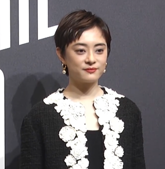 孙俪突然变美,眼睛不凸也不发腮了,下巴的痣引热议 !被疑整容!