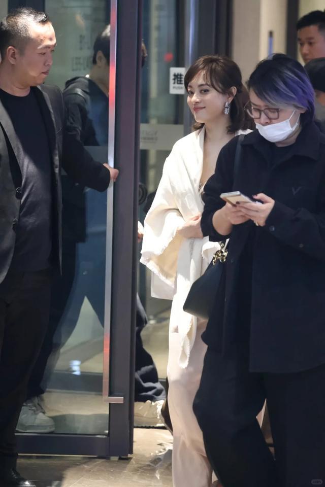 孙俪突然变美,眼睛不凸也不发腮了,下巴的痣引热议 !被疑整容!